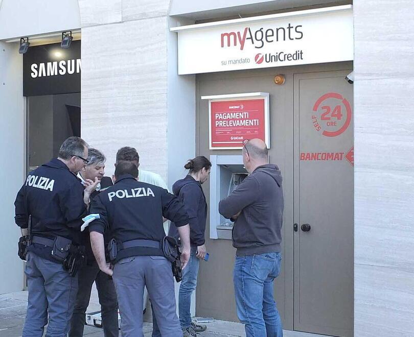 I rilievi della polizia sul bancomat in via Matteucci (Foto Muzzi)