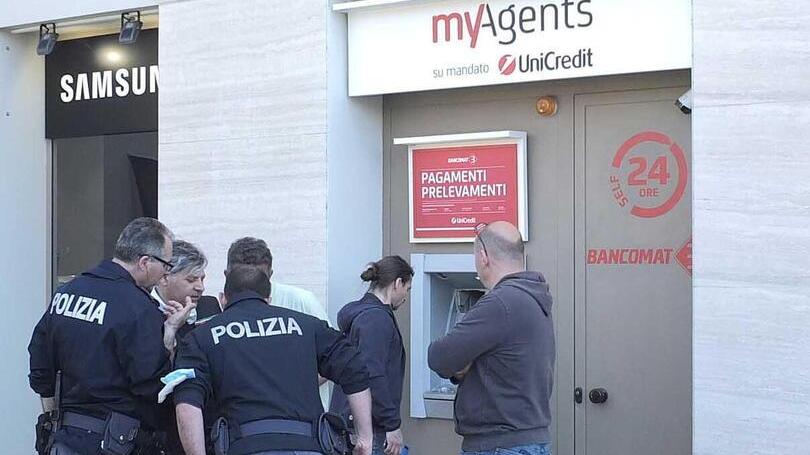 I rilievi della polizia sul bancomat in via Matteucci (Foto Muzzi)