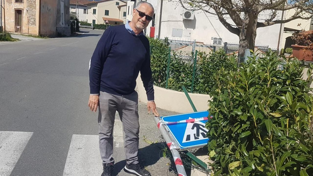 Ruggero Mecchi mostra il cartello abbattuto dal camion