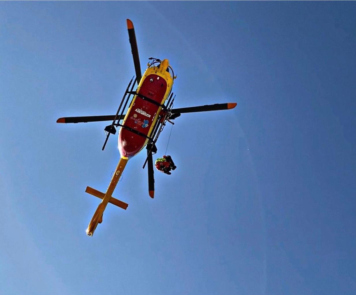 Si scontra con un'auto a Baja Sardinia: grave un motociclista