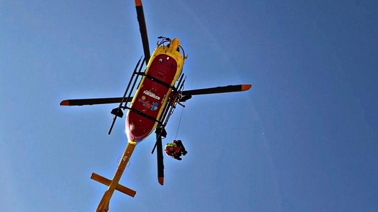 Si scontra con un'auto a Baja Sardinia: grave un motociclista