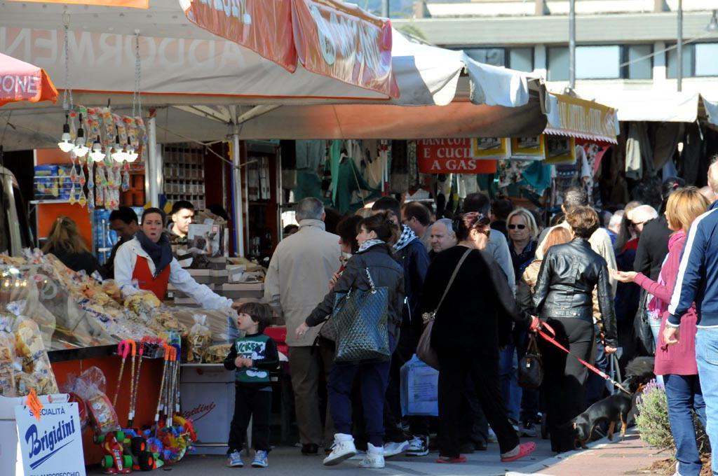 Una precedente edizione della fiera del Lunedì dell’Angelo a Marina di Massa