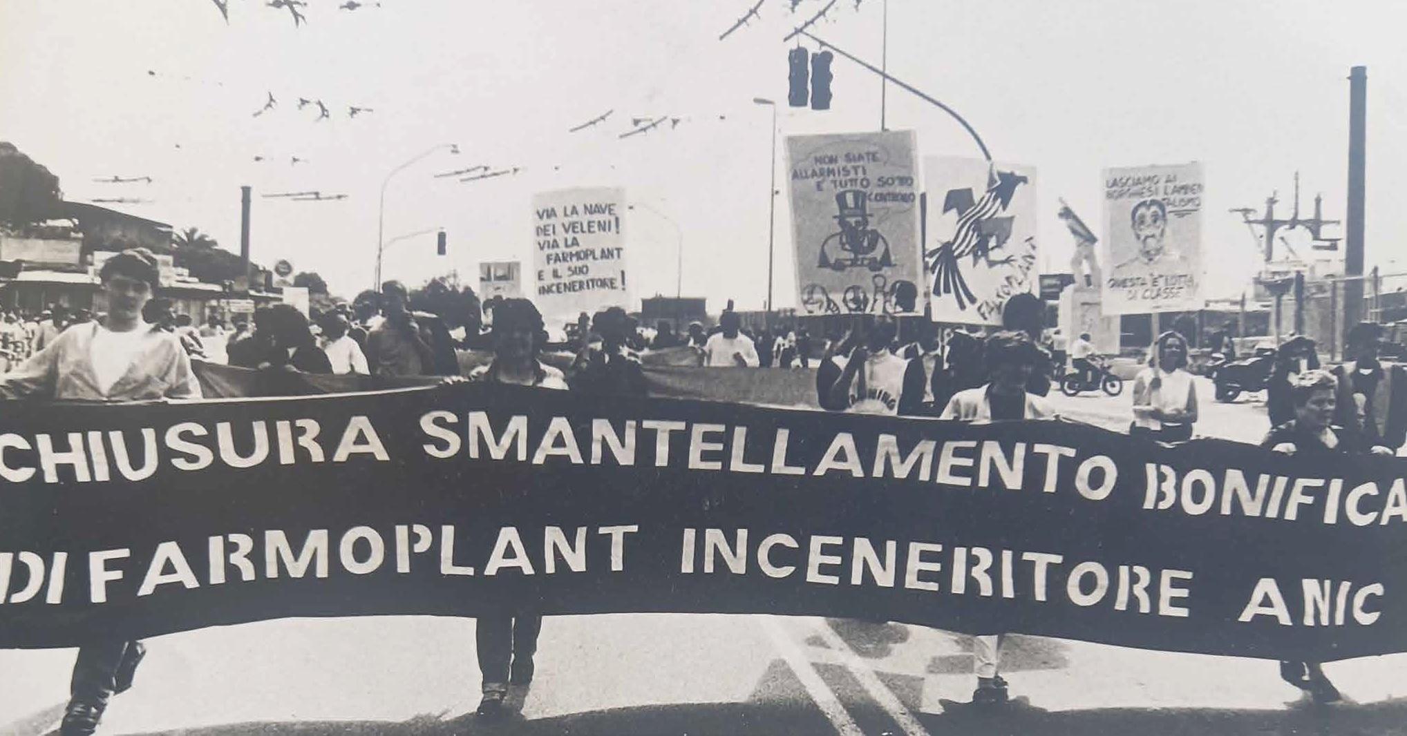 Una delle immagini in mostra in piazza Alberica: i manifestanti chiedevano la chiusura e lo smantellamento della Farmoplant