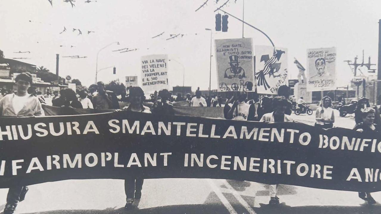 Una delle immagini in mostra in piazza Alberica: i manifestanti chiedevano la chiusura e lo smantellamento della Farmoplant