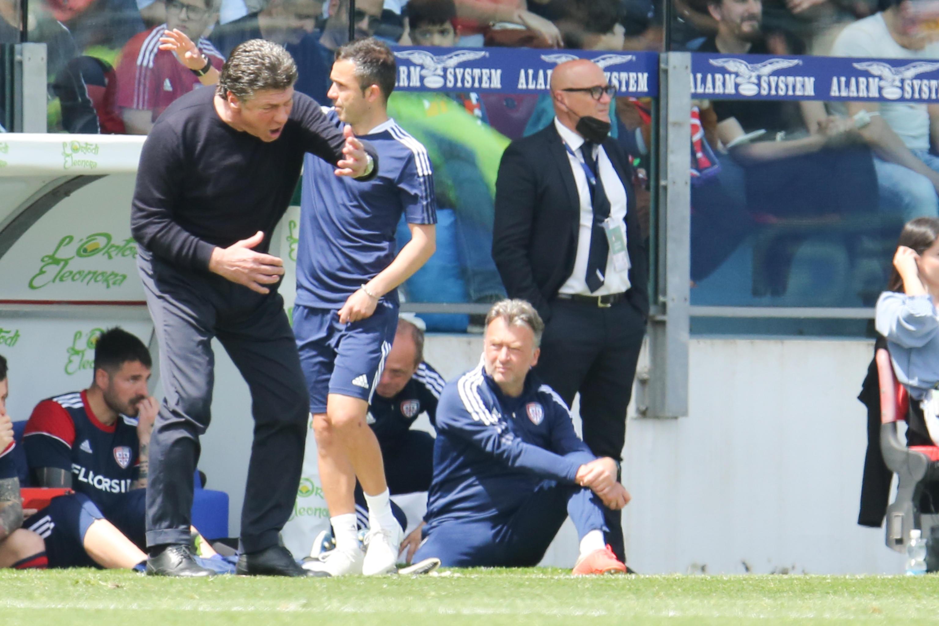 Mazzarri guida con grintail Cagliari dalla panchina