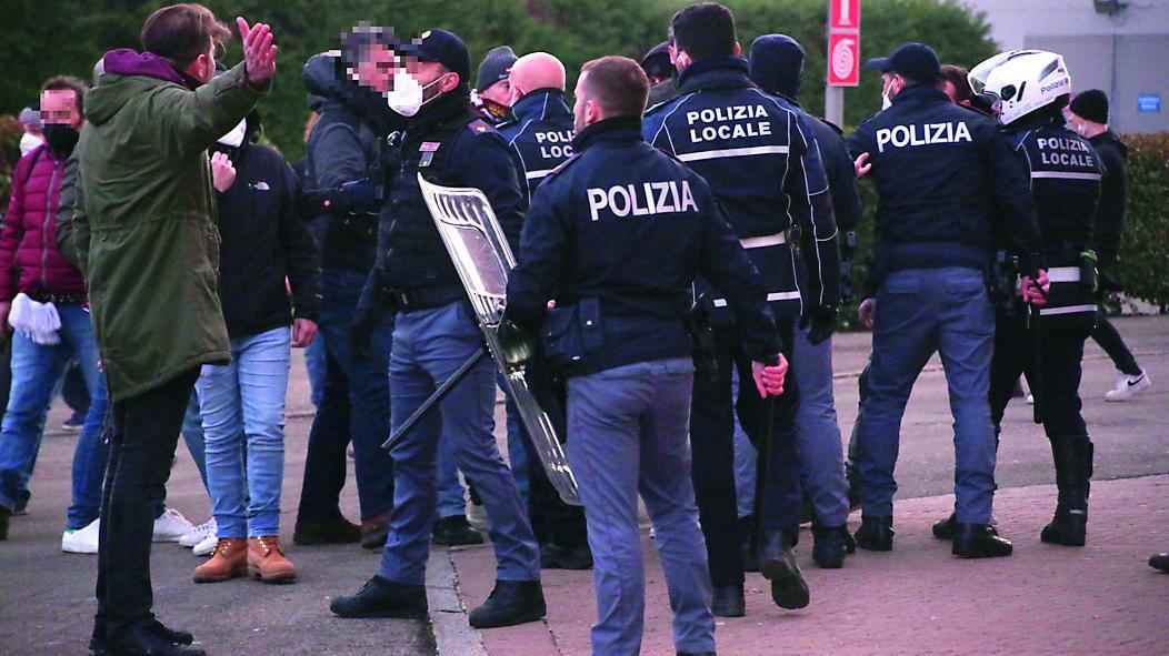 Reggio Emilia, rissa davanti ai Petali tra ragazzini e ultras: la questura punisce cinque tifosi granata
