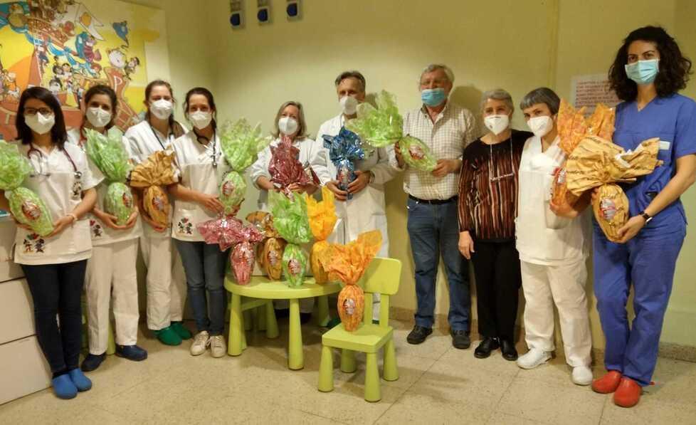 Policlinico di Modena. Un uovo gigante e tanti regali ai bimbi: Regione e volontari visitano la Pediatria 