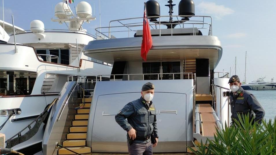 Le navi russe che circolano nei nostri mari diventano fantasmi