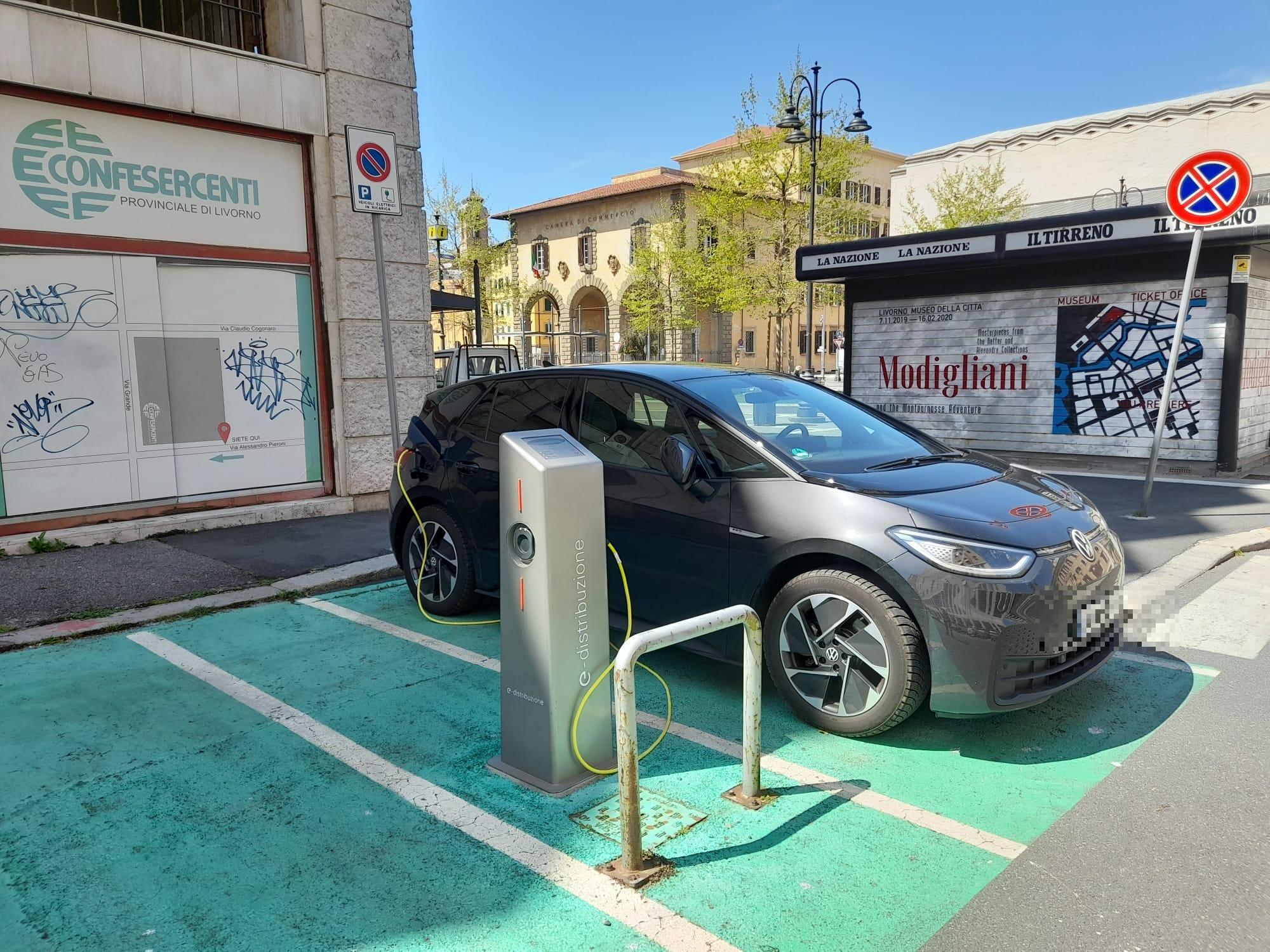 L'unica colonnina attualmente presente in centro a Livorno