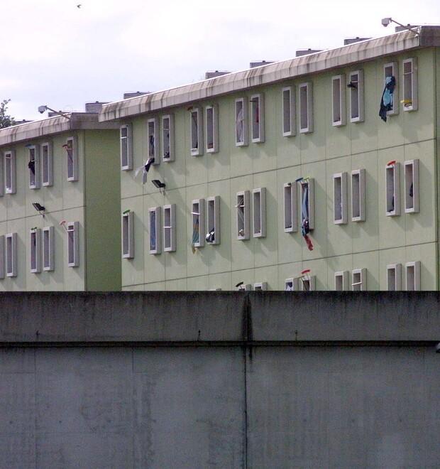 A Ferrara scoperti due detenuti con telefoni cellulari, droga e schede sim 
