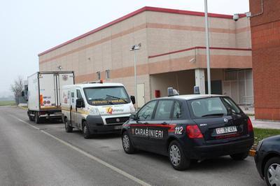 I carabinieri all'ingresso del Bennet di Cento (foto d'archivio)