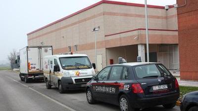 I carabinieri all'ingresso del Bennet di Cento (foto d'archivio)