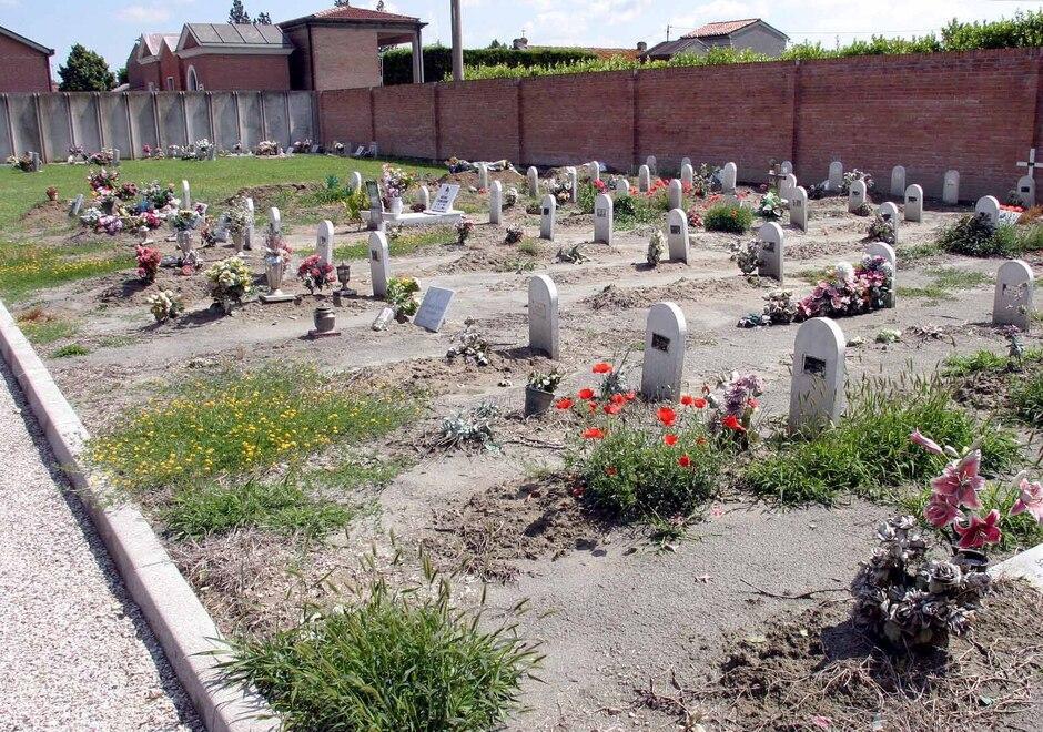 Abbandonati anche dopo la morte, in un anno a Ferrara 27 funerali di “invisibili” 