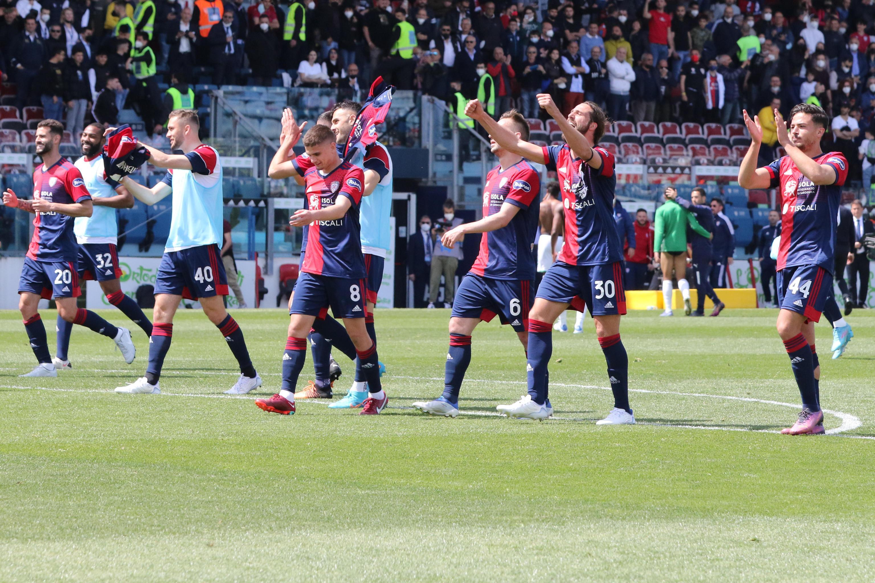 I giocatori del Cagliari festeggiano con i tifosi la vittoria sul Sassuolo