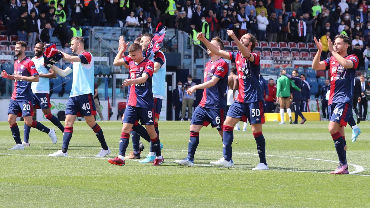 I giocatori del Cagliari festeggiano con i tifosi la vittoria sul Sassuolo
