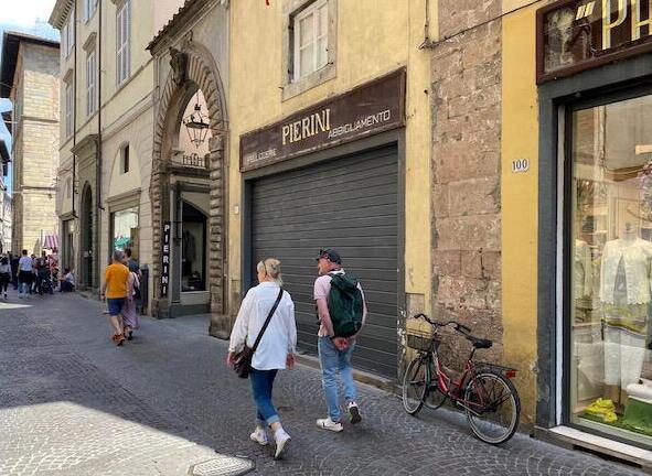 Via Fillungo, il fondo in cui sta per arrivare Benetton