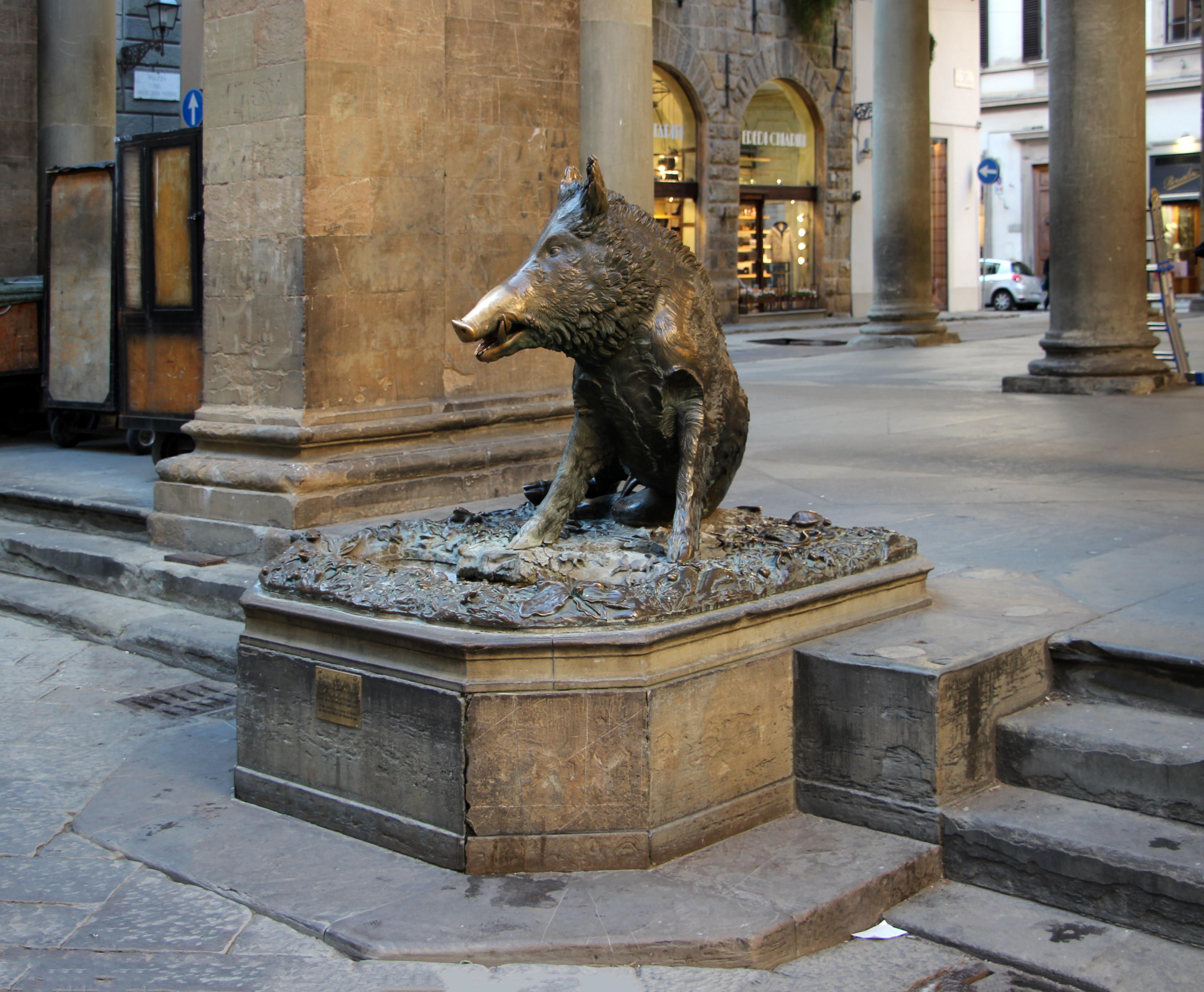 La fontana del Porcellino a Firenze: un uomo è stato sorpreso mentre tentava di rubare le monete lasciate dai turisti