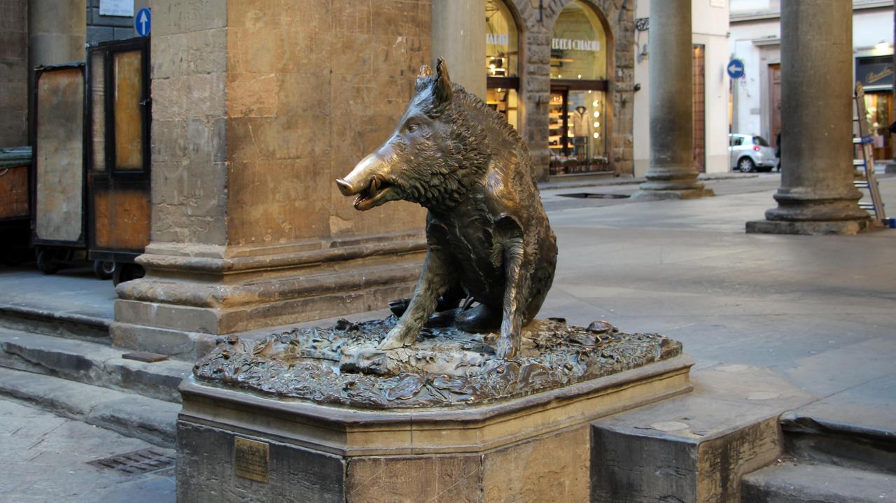 La fontana del Porcellino a Firenze: un uomo è stato sorpreso mentre tentava di rubare le monete lasciate dai turisti