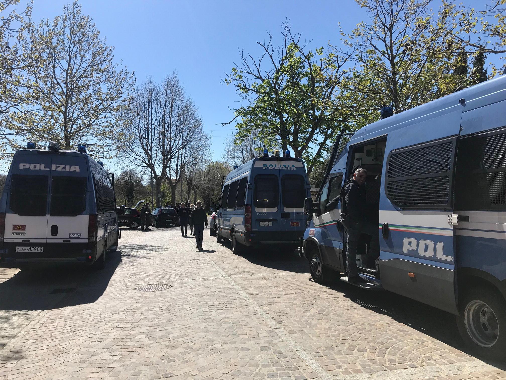 I controlli delle forze dell'ordine al rave party nel Grossetano, a inizio aprile 2022: non distante dal luogo in cui è stata organizzata la festa abusiva di Pasqua