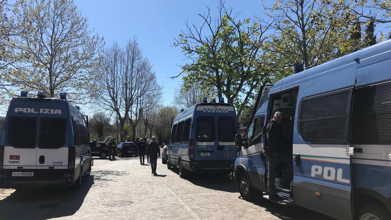 I controlli delle forze dell'ordine al rave party nel Grossetano, a inizio aprile 2022: non distante dal luogo in cui è stata organizzata la festa abusiva di Pasqua