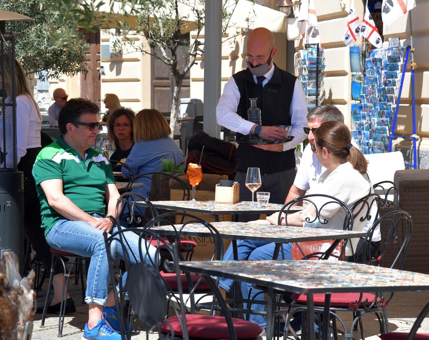 Olbia: non si trovano camerieri, c'è anche chi pensa ai robot