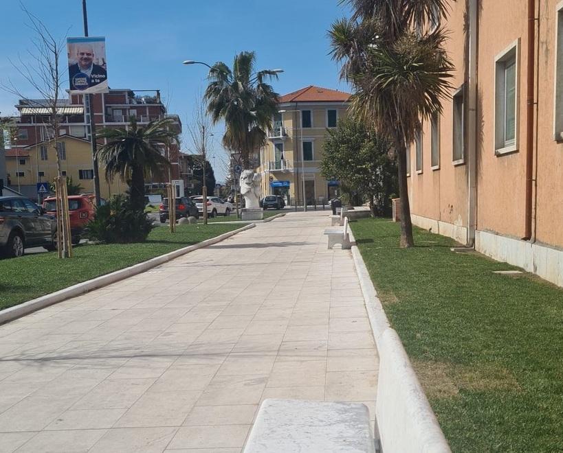 450 metri quadrati di marmo bianco: ecco il nuovo marciapiede di Avenza 