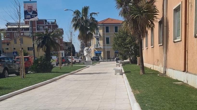 450 metri quadrati di marmo bianco: ecco il nuovo marciapiede di Avenza