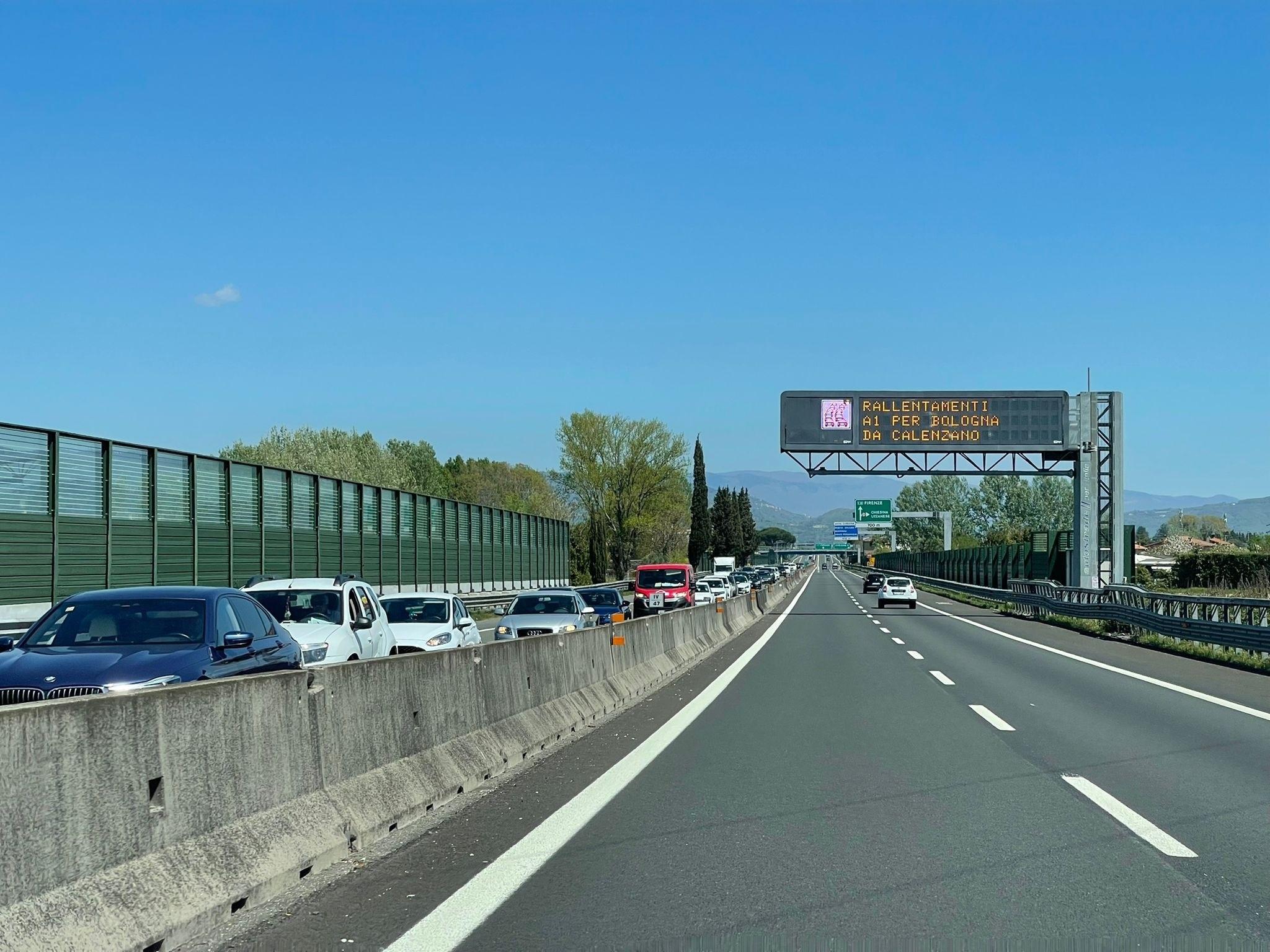 Lunghe file sulla A11 in direzione mare