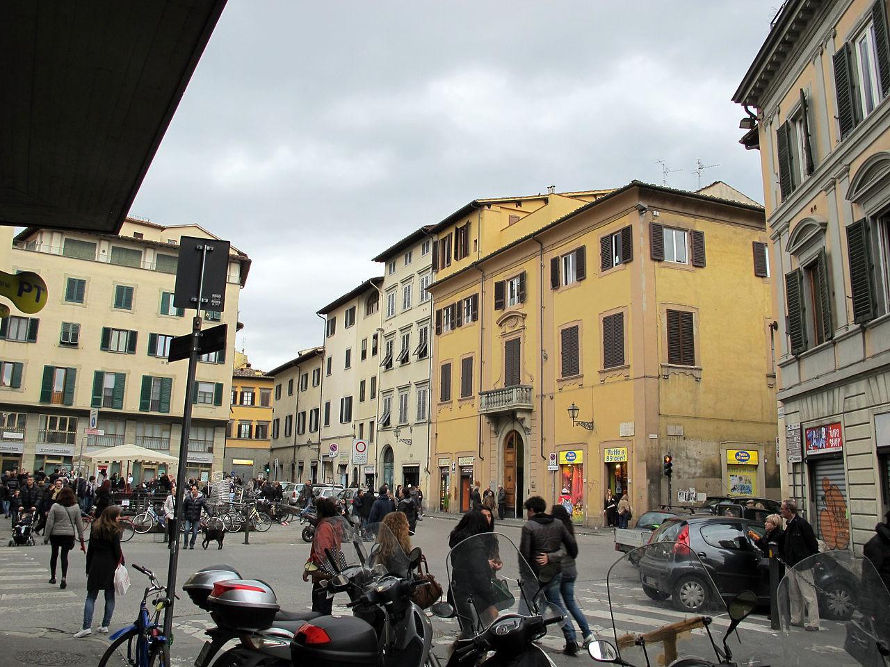 Piazza Salvemini, luogo dell'aggressione con un coltello all'indirizzo di un commerciante