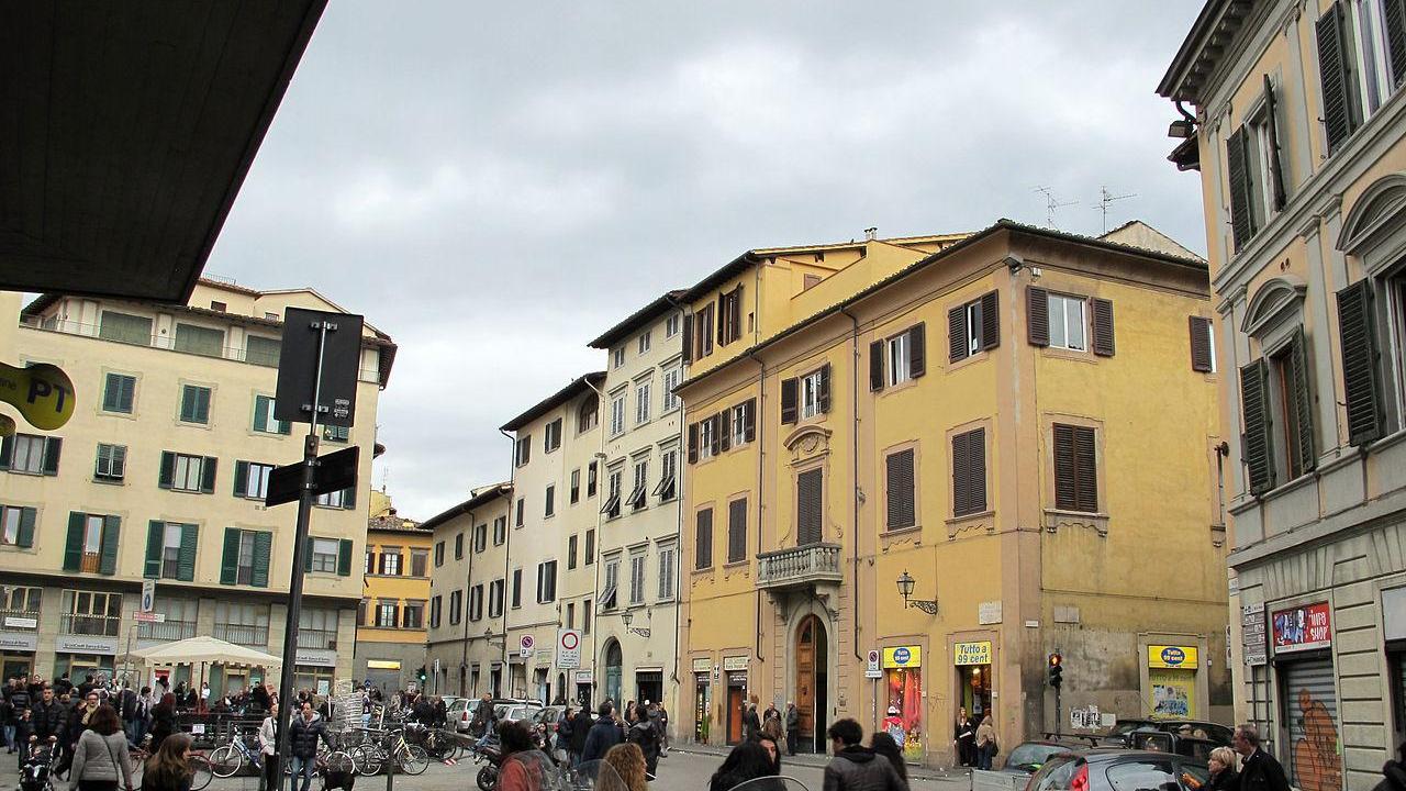 Piazza Salvemini, luogo dell'aggressione con un coltello all'indirizzo di un commerciante