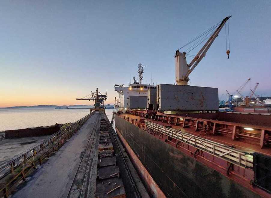 La nave Yasa Sparrow al pontile Lucchini