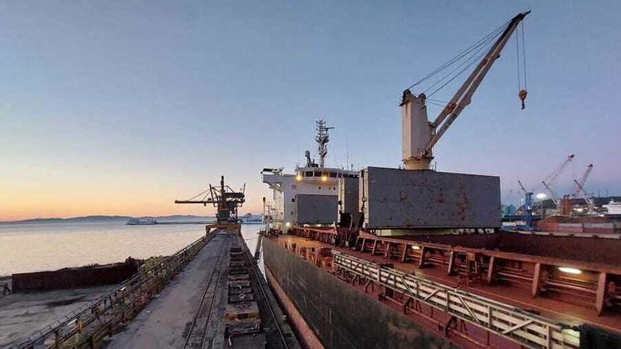 La nave Yasa Sparrow al pontile Lucchini