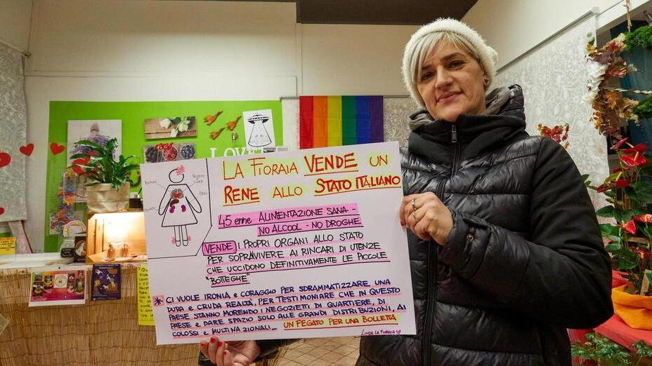 Linda Bargellini con un cartello contro i rincari, nel suo negozio, in una delle sue campagne sociali