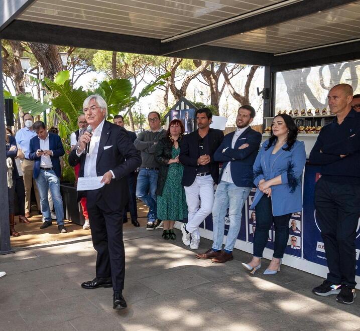 Dall’alto Umberto Buratti con alle spalle i candidati della lista