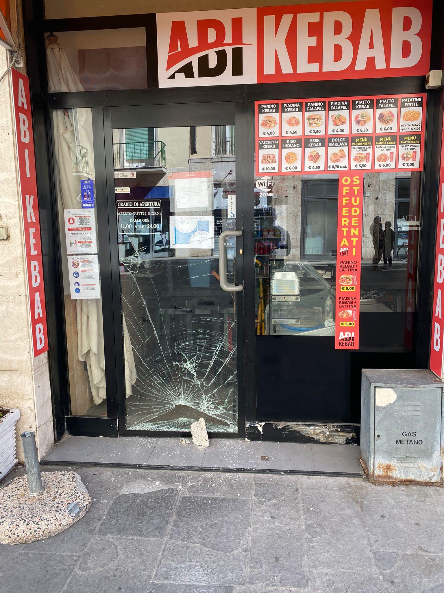 Spaccano il vetro al Diyar kebab con una pietra, poi fuggono via 