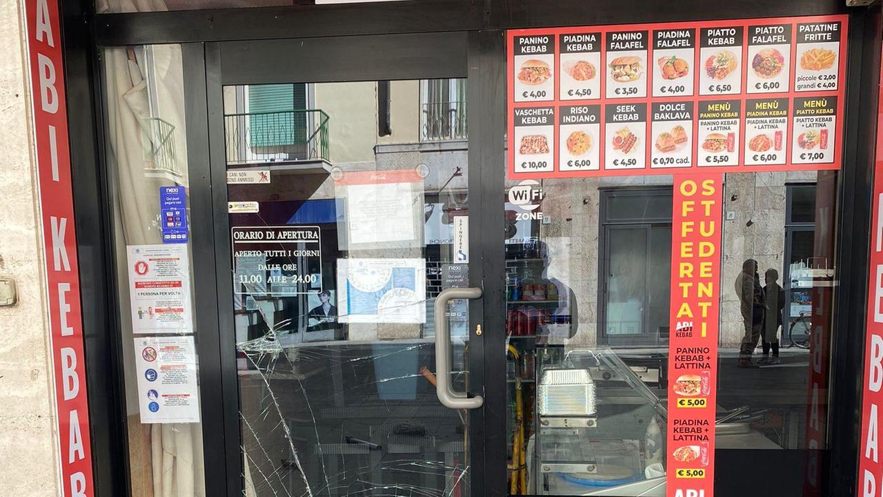 Spaccano il vetro al Diyar kebab con una pietra, poi fuggono via