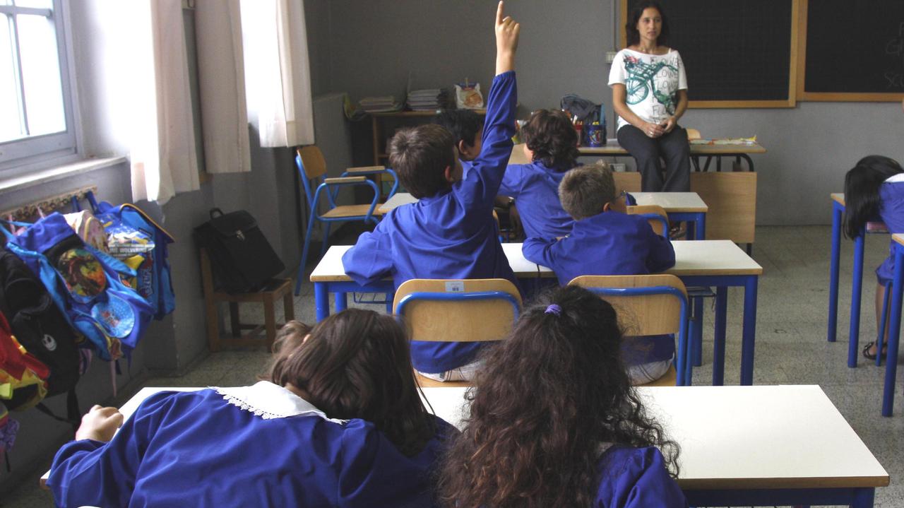 Lezione in una classe di scuola elementare (foto d'archivio)
