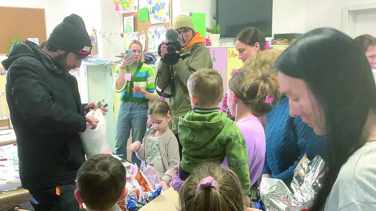 I bambini ucraini scartano le uova di Pasqua arrivate per loro dall'Italia: per un attimo ritrovano il sorriso in mezzo a giorni terribili. Tra bombe, distruzione e cadaveri