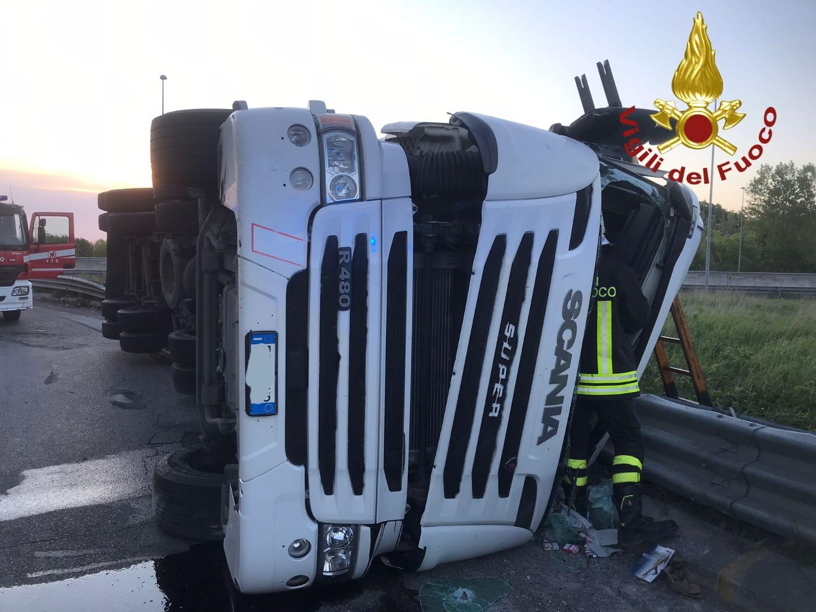 Modena, tir si rovescia all'uscita 4 della tangenziale. Ferito l'autista