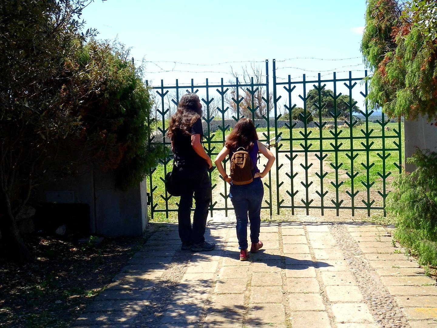 Due turisti davanti al cancello chiuso di Monte d'Accoddi (foto Ivan Nuvoli)