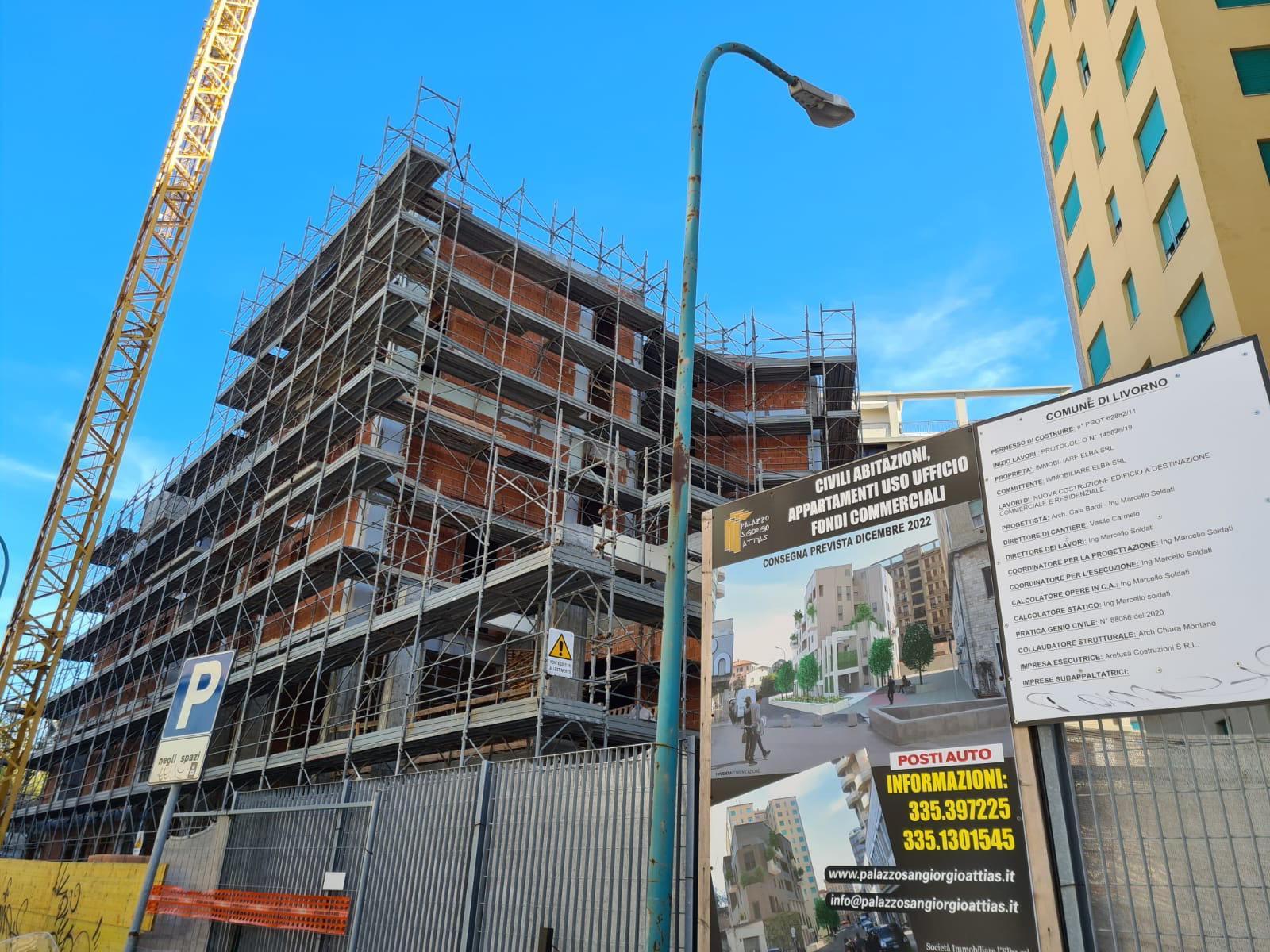 Il palazzo in costruzione all’Attias