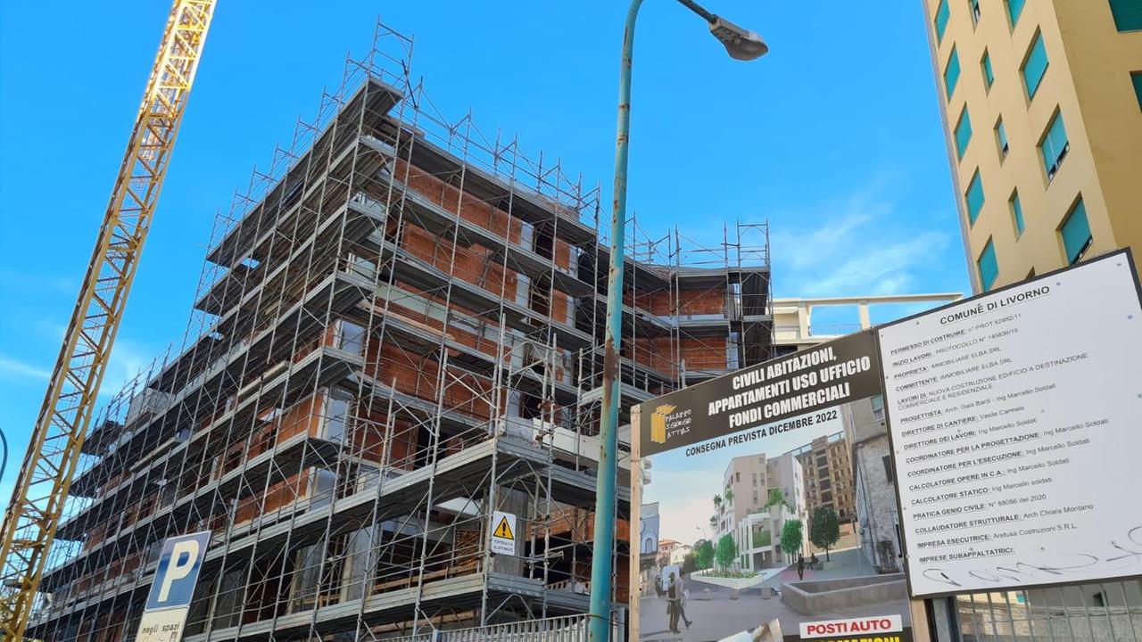 Il palazzo in costruzione all’Attias