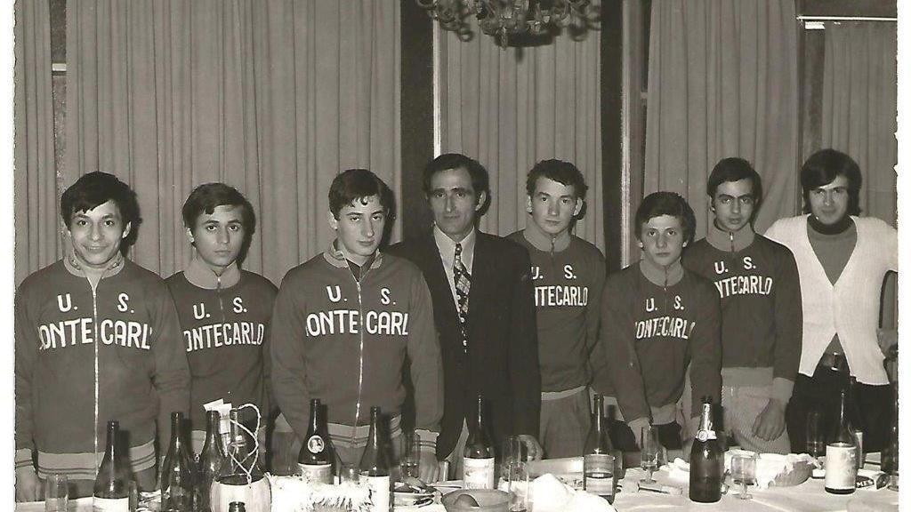 Ferruccio Ciuffardi, al centro, con i ragazzi dell’Unione Sportiva Montecarlo in uno scatto di molti decenni fa