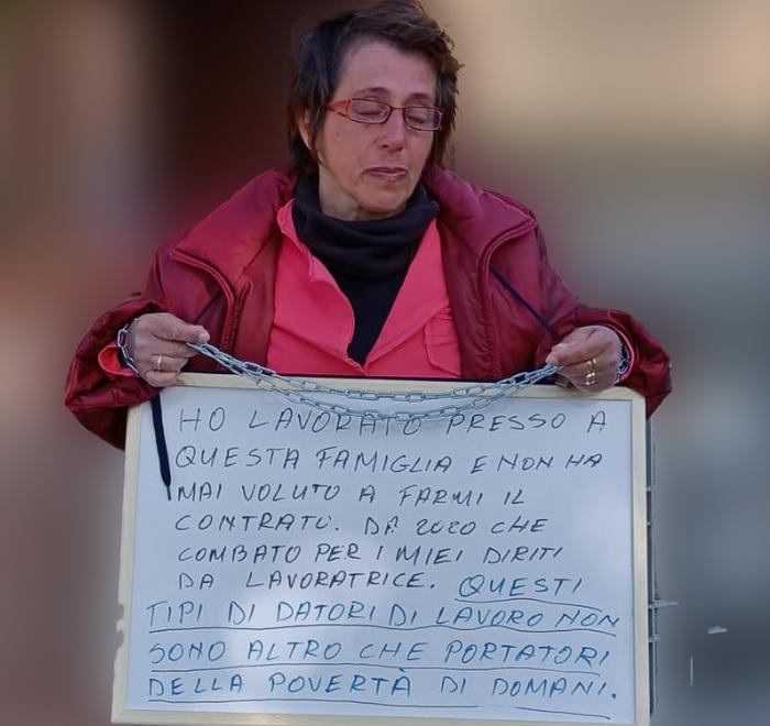 Ferrara, si incatena davanti alla casa dei suoi datori: «Non mi vogliono mettere in regola» 