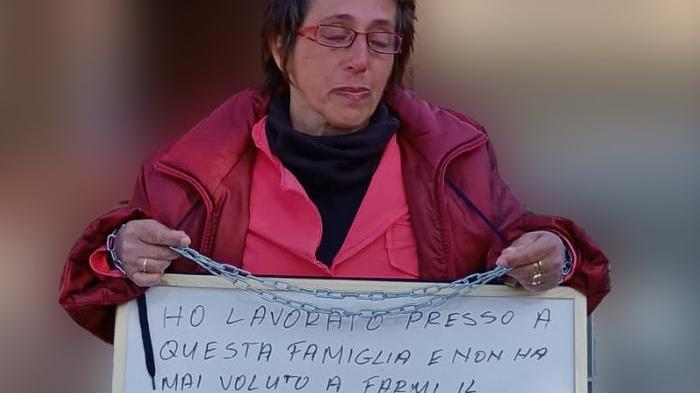 Ferrara, si incatena davanti alla casa dei suoi datori: «Non mi vogliono mettere in regola»