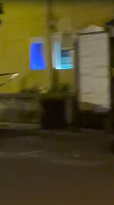 Fanno sesso nel pieno centro di Pietrasanta, filmati dai passanti 