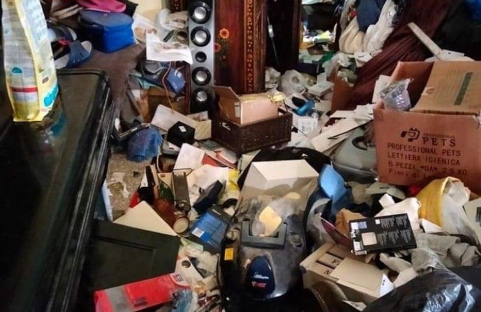 L’appartamento devastato dai ladri in via Populonia