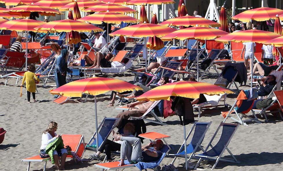 È boom di prenotazioni, la spiaggia fa il pienone 