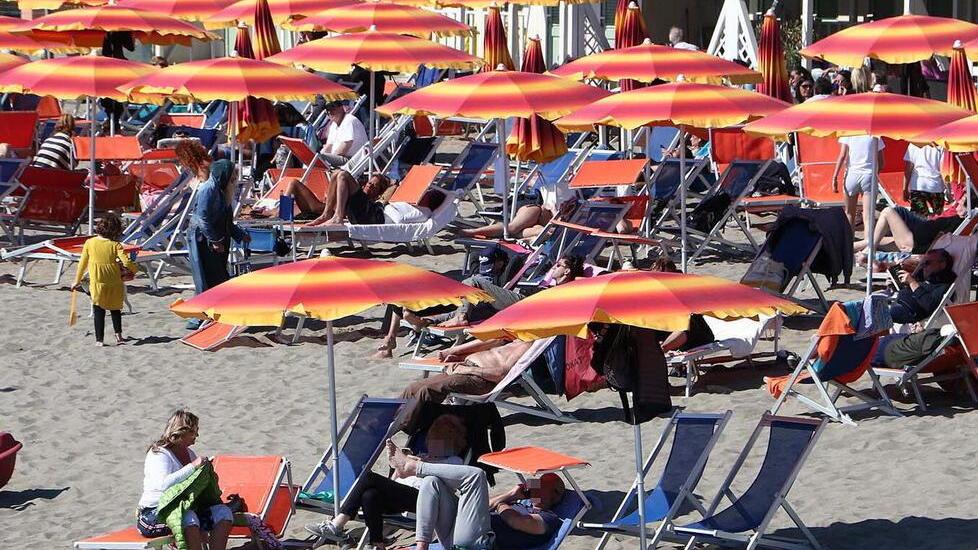 È boom di prenotazioni, la spiaggia fa il pienone