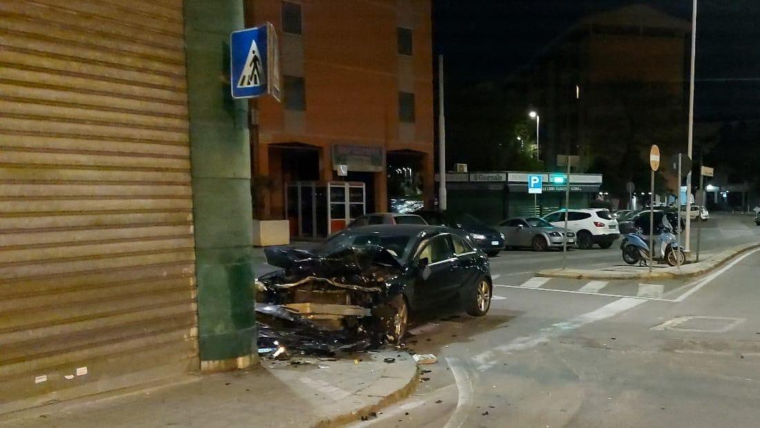 Sbatte con l'auto contro un muro: 30enne grave a Cagliari